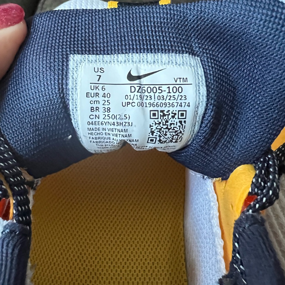 Nike Pegasus WVU Mountaineer Shoes - Picture 9 of 10